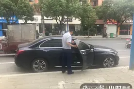 一个打火机毁了一辆大奔？杭州街头大奔离奇起火，惹祸的竟是掉座位下的它图片