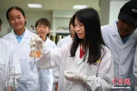 首个辣条专业班开班，网友：不说了，先给我来两包辣条图片