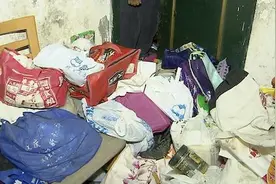 怕滥赌儿子侵占房产 上海八旬老太堆杂物堵家门 在楼道睡了6年图片