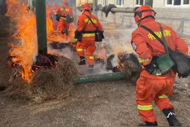 燃！真人版“穿越火线”备战秋季防火期图片