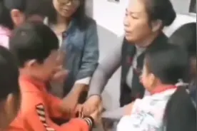乡村老师被调走学生集体大哭，家长：关系特别好，学生不舍得视频封面