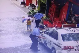 3岁萌娃溜达街上被民警发现“警察叔叔，我不是坏人”图片