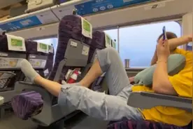 女子高铁上脱鞋脚搭桌板 邻座尴尬看窗视频封面