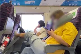没素质！女子高铁上脱鞋把脚放邻座小桌板视频封面