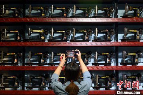 海内外千余台缝纫机山西展出 重忆“三转一响”年代