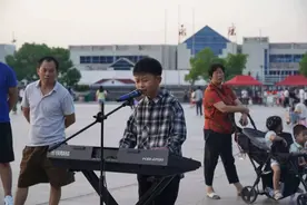 12岁少年直播养家：他承受了这个年纪不该有的压力 | 沸腾图片