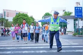 连云港灌云一名辅警“微信运动”晒出的担当图片