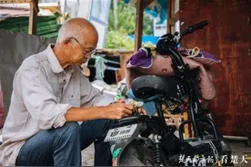 暖心！修车摊占道经营20年，城管没有一拆了之，还助七旬老人易地重开张图片