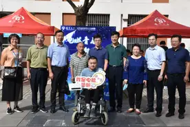 暖心！高校为新生定制“霍金同款”轮椅图片