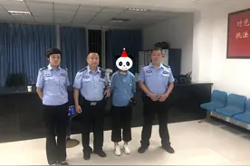雨夜往返400多公里，郫都公安送流落少女回家图片