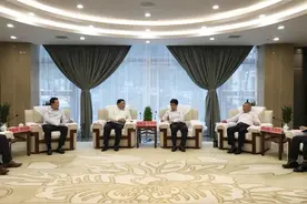 中国诚通集团党委书记、董事长朱碧新与与茅台集团党委书记、董事长高卫东，党委副书记、总经理李静仁举行会谈图片