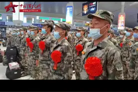 敬意无声！老兵新兵火车站相遇，他们做了同一个默契动作图片