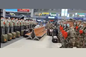 老兵新兵火车站相遇，网友：这是告别也是开始，是传承更是延续图片
