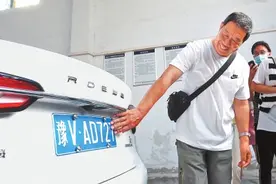 豫VAD727！郑州第一副豫V号牌“诞生”郑州开启机动车双号牌时代图片