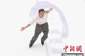 北京国贸冰场的网红老人，在冰上舞出潇洒人生图片