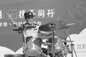 沈阳工学院62岁门卫校园音乐会秀架子鼓引爆全场图片