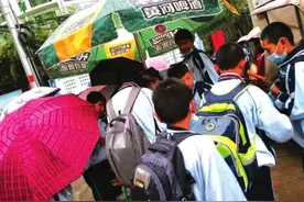 文具店小卖部给学生赊账 家长：为“还债”小孩回家偷钱图片