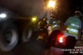 等红灯看手机，交警救出险被罐车卷走的他图片
