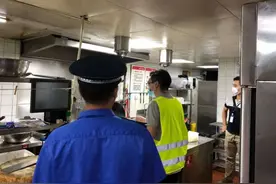 佛山一餐饮店开在居民楼下，排污投机取巧，被罚12500元图片