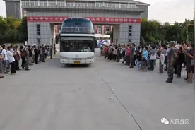 关注｜感人！第一个军礼献给父母图片