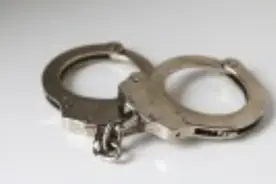 警方通报女生在酒店被多人殴打：5名女生被传唤图片