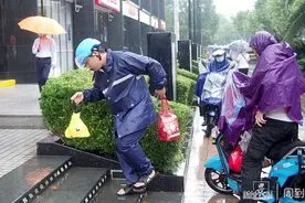秋雨中：外卖小哥“一路狂奔”停不下来 | 晨镜头图片