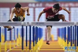 全国田径锦标赛：男子110米栏决赛赛况图片