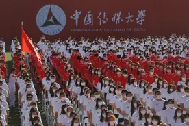 中传开学典礼校长校友联袂为新生献上“第一课”图片