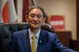 菅义伟当上日本首相之后，工资涨了多少？图片