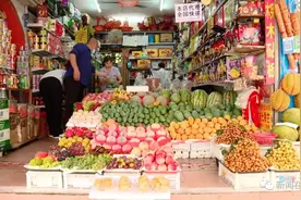 秋季水果品种多，烂了一点还能吃吗？图片