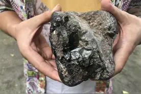 男子偶得怪石酷似“玻璃陨石”拍卖行估价上千万 他半信半疑找专业机构鉴定图片