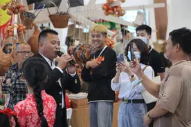临沂农民歌手苗雨来到文旅博览会，一首《家住临沂》为家乡圈粉图片
