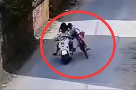 女童骑自行车被人恶意拽倒 家属：孩子摔倒后光脚推车半小时走回家图片
