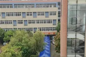 下雨不能进校接孩子，武汉多所小学建“雨廊”发雨衣图片