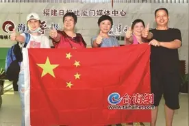 “家里挂国旗，我家新传统”！许多市民一大早就来海峡导报社领国旗图片
