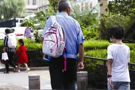 温暖陪伴最长情！“二孩”时代，关注青岛“隐性留守儿童”现象图片