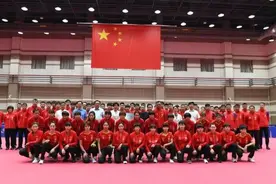 中国乒乓球协会训练基地、青少年培训基地在威海南海揭牌图片