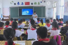 上课尽孝两不误 他带着母亲去教书图片