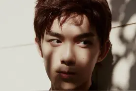 吴磊身着黑色西装 混搭时尚复古图片