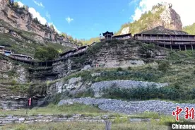 山西百米峭壁上的“悬空村”：旅游让留守荒村变返乡热土图片