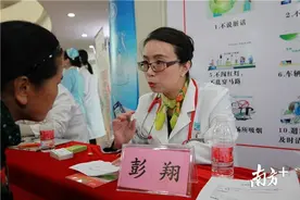 变矮驼背是自然老去现象？专家：错，骨质疏松可能才是罪魁祸首图片