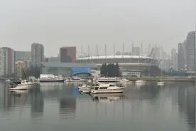 美西海岸野火浓烟飘至加拿大 温哥华天空被烟雾笼罩图片