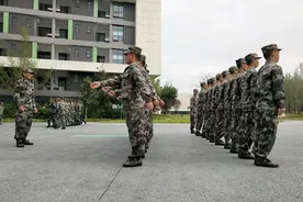 罗江：新兵进军营 老兵送温暖图片