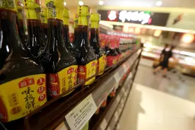 酱油开瓶不到一周，就长出活动的蛆虫？5000亿市值的海天味业回应了图片