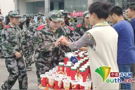 暖！高校学生为军训学弟学妹们免费送热茶图片