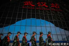 湖北省2020年首批新兵起运，武汉站前集结奔赴军营图片