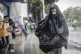 广州街头出现无脸男 是大雨滂沱里那个狼狈的你吗图片