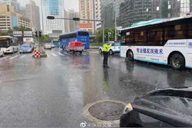 道路红绿灯故障，铁骑冒暴雨执勤图片
