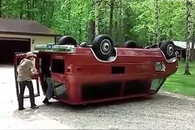 美国密歇根州男子将厢式小货车改装成上下颠倒4轮朝天图片