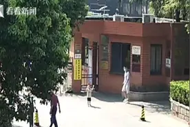 “奶凶”萌娃大闹派出所 机智女警一招“制服”图片